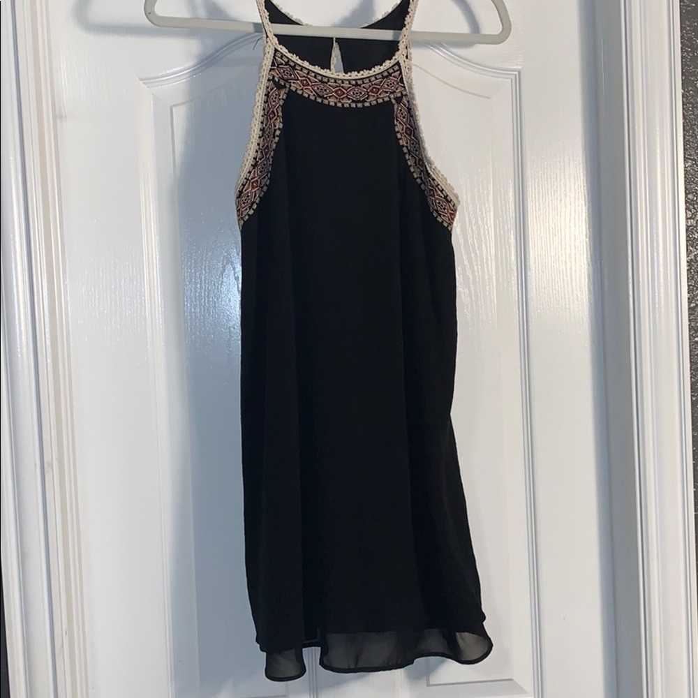 Casual black dress with cute outlining pattern!